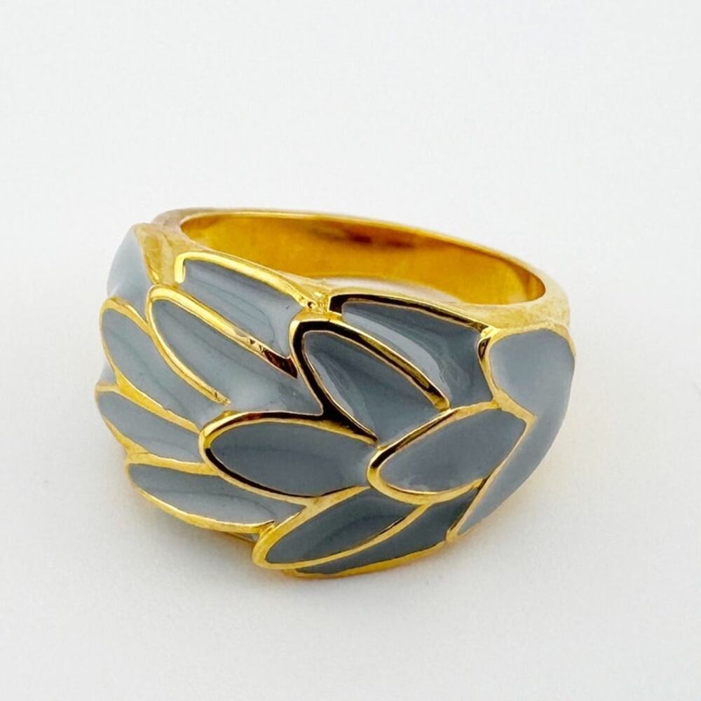 Vintage Gold Tone Enamel Ring Gray Floral Design Size 8‎